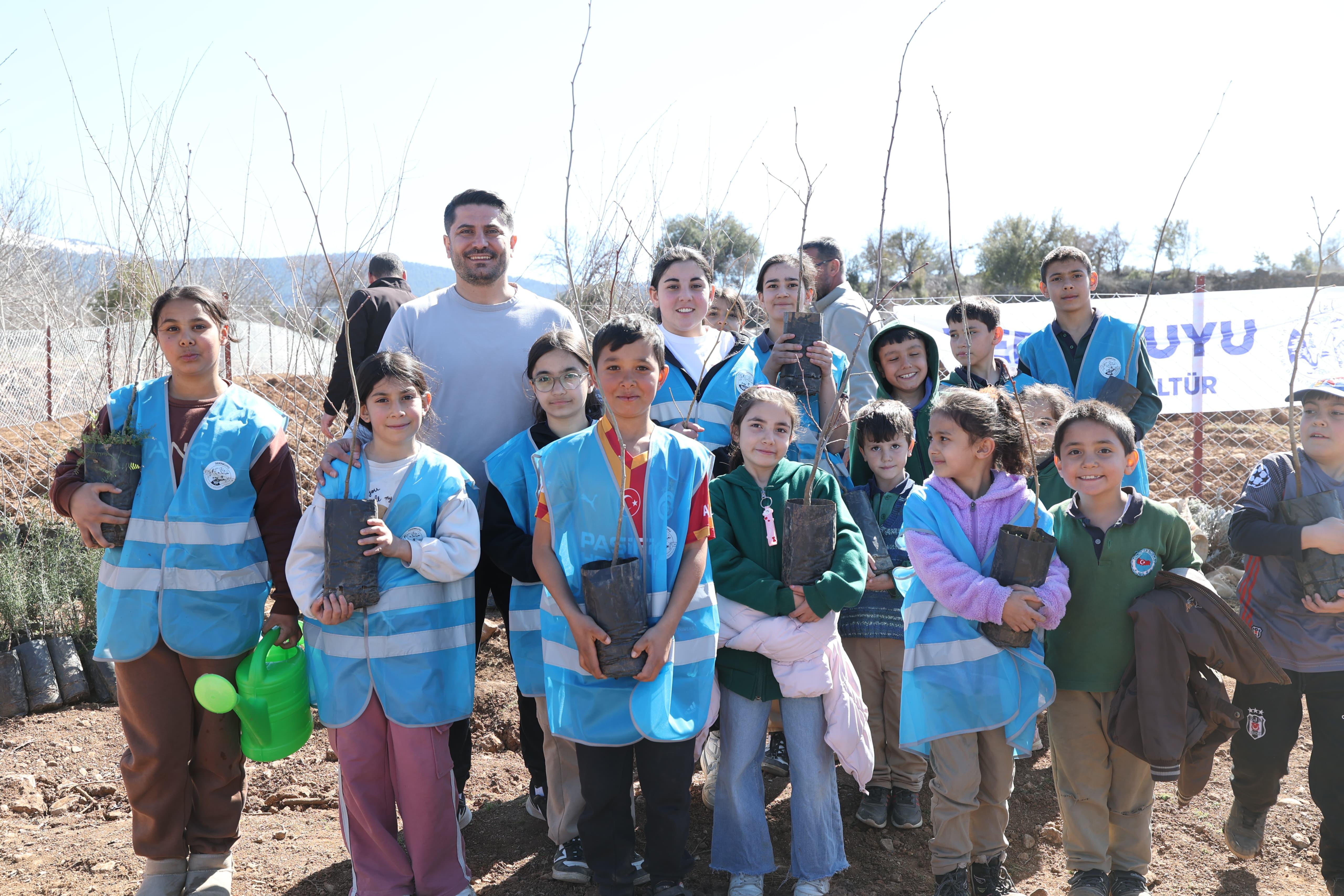 Ağaçlandırma günü etkinliğinde bakanımız ve köy çocukları