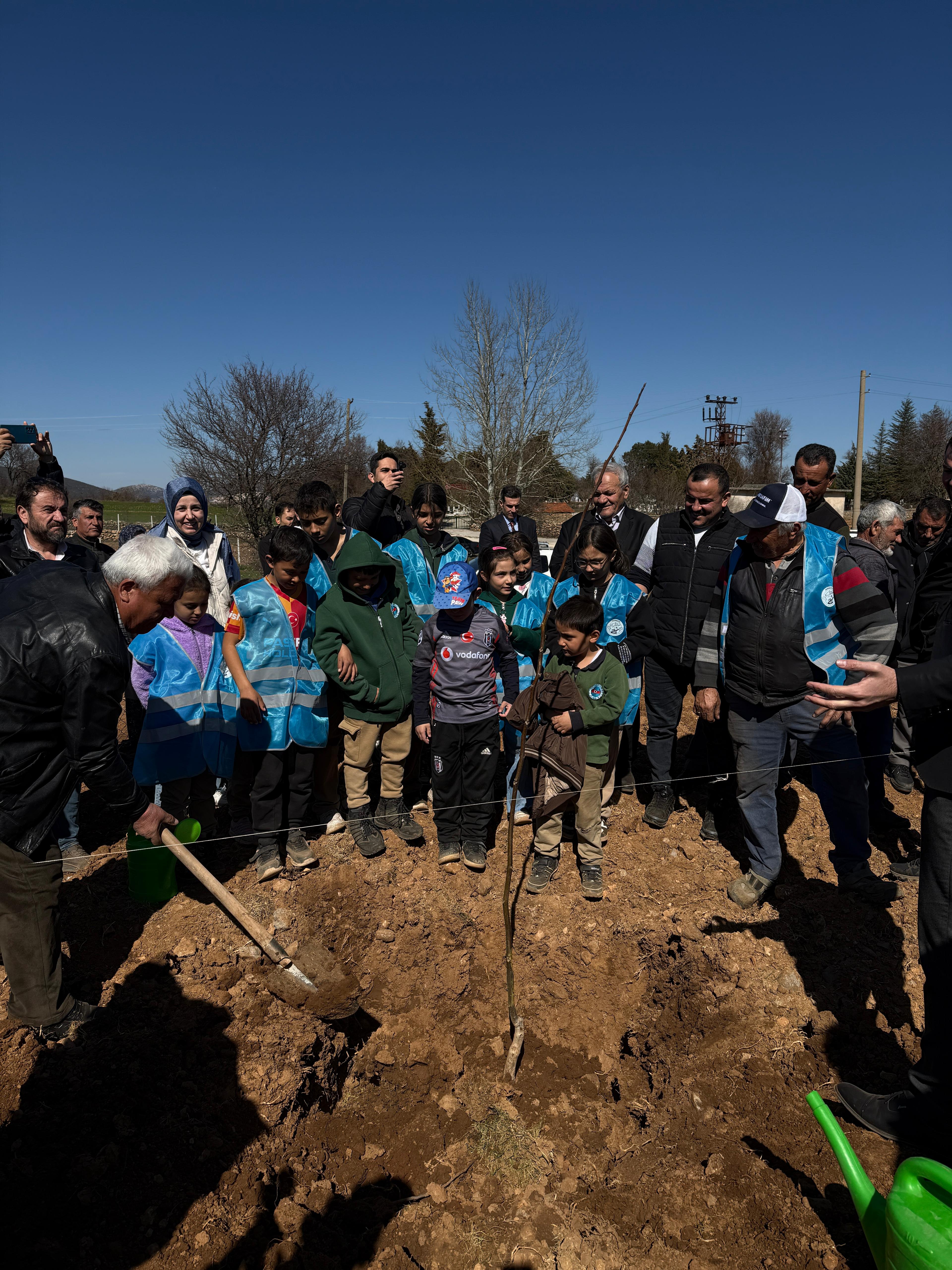 Ağaçlandırma günü etkinliğinde ağaç dikimine katılan çocuklar