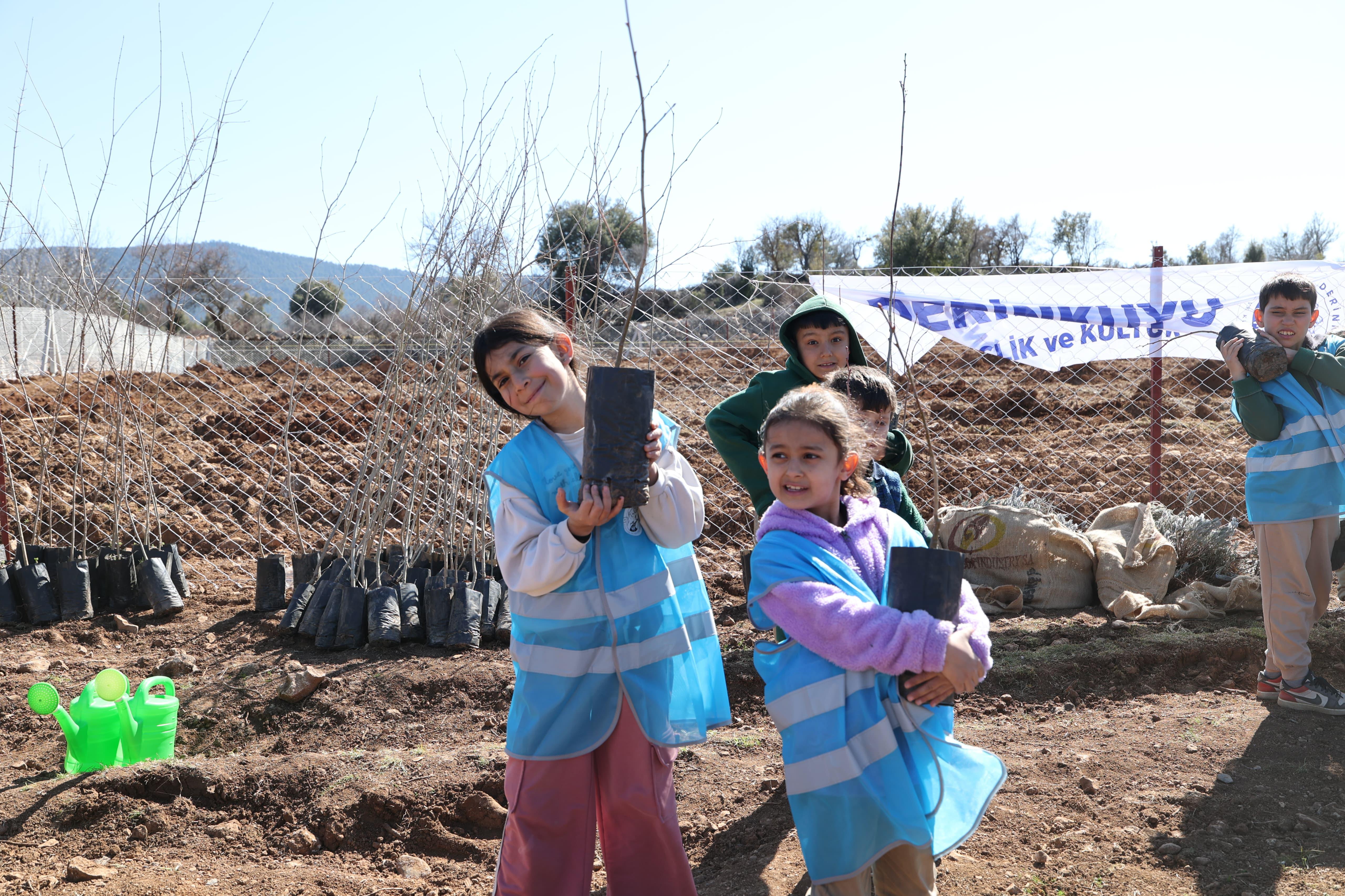 Ağaçlandırma günü minik eller